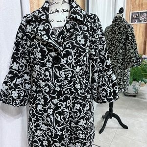 Luii coat with 3/4 sleeves. It is both nice and elegant.